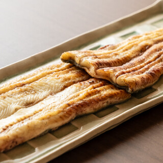 Carefully crafted eel that shows the skill of our craftsmen. Carefully grilled over bincho charcoal.