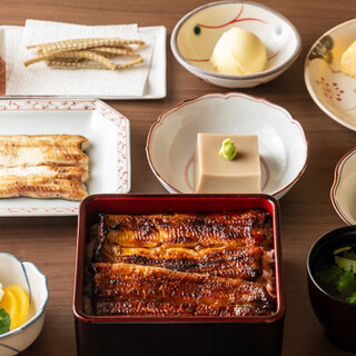 You can enjoy the proud menu prepared by the owner who specializes in eel as a course.