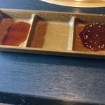 焼肉ほんまもん - たれ皿、左ポン酢、右焼き肉たれ