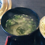 焼肉ほんまもん - お味噌汁ワカメと玉ねぎの具沢山。