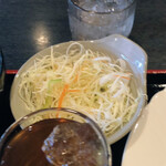 焼肉ほんまもん - サラダ、ドレッシングかけてあります。