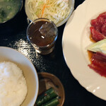 焼肉ほんまもん - カルビ定食、麦茶付いてます。