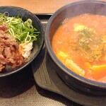 カルビ丼とスン豆腐専門店 韓丼 - カルビ丼ミニホルモンスン豆腐セット