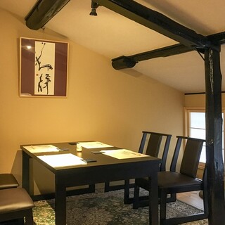 和の趣を感じられる隠れ家のような落ち着いた雰囲気の店内