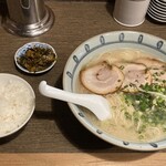 みなみ屋 - みなみ屋とんこつラーメン(大盛)¥850＋めし(小)¥100