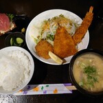 カフェダイニング セブン - 令和6年1月
      ランチタイム(11:30〜13:30)
      Aランチ 税込960円
      キハダ刺身、黒豚メンチ、アジフライ大、エビフライ大、豚汁、ご飯、漬けもの