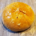 MAJOPAN - マヌルパン(甘めのチーズとガーリックのパン)(￥250)