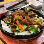 中華居酒屋 食もっと - 料理写真:牛肉のオイスターソース鉄板焼き