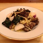 Nishiazabu Warudo Neicha Famu - 本日のジビエパスタ:猪肉、野菜、にんにくのオイリーパスタ