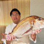 Pan To Sakasu - 櫃石島の漁師ゴローちゃんから
                      特大90cmの鯛を頂きました！
                      ( 店主がデカくて…
                      あまり大きく見えませんがꉂ)
                      お刺身で提供してますので、
                      是非食べに来てください‍
                      当店のお刺身は
                      櫃石島の漁師さんから
                      仕入れた新鮮な魚をご提供してます。
                      日によって入ってくる魚が違うので
                      いろんな種類の魚があります
                      その日のお楽しみです
                      刺身800円～