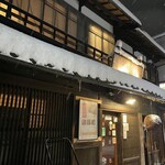 Inataya - 山陰の冬。雪の日の店頭は、漏れる灯りがあたたかく感じられます。