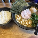 家系ラーメン 傳助 - 