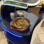 ガスト - ロボットが配膳しますよ