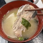 六本松食堂 - 味噌汁に魚のアラが入ってコクがパワーアップ｡