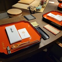 一石三鳥 別邸 - カウンター席 調理場を囲むように曲線になっている