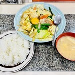 Youbouchou - 8分程で提供。ご飯は並で充分な量で甘味やや有りだけどチョイべちゃボソ。ご飯におかずをワンバンさせるとタレの味でボソは気にならなくなる。終盤はスプーンでタレをご飯に掛けて堪能。