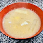 Youbouchou - 具材たっぷりの豚汁には大根、お揚げさん、人参、豆腐、白菜が入ってまろやか旨く温まる。