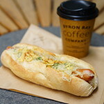 BYRON BAY coffee - 料理写真:ホットドッグ (￥680)、カフェラテ (￥500)