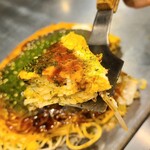 みっちゃん - オタフクソースのとろみのある甘めな味わい
      茹で生中太麺はラードで揚げ焼きにされるのでバリバリ、ヘラでカットするとバリッと音がします
      キャベツは甘みを感じず、豚バラ肉はカリッとして旨みがあります