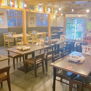 4人ゆったりと座れるテーブル席！
繋げて大人数での宴会も可能です！