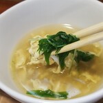 キッチン ブルー グローブ - 具材の多いスープ