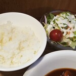 キッチン ブルー グローブ - ご飯、サラダのアップ