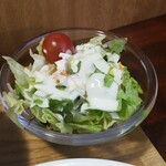 キッチン ブルー グローブ - サラダにはトマトが乗っていました