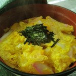 やまと食堂 - 玉子丼近影。具材として蒲鉾が入ってた笑