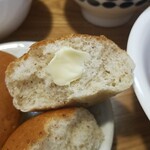 キッチン ブルー グローブ - ロールパンにバターを付けます