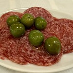 ウマコシ - イタリアンサラミとオリーブ❗️