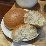 キッチン ブルー グローブ - グラハムロールパンをカット