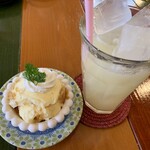 Cafe ＆ Store 楽 - ランチデザート　キャラメルバナナアイス・グレープフルーツジュース