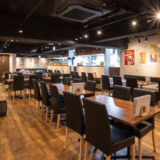 朝5時まで営業中！明るく開放的な店内で普段使いから宴会まで