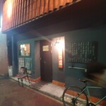 杏仁荘 - 大人気の町中華である杏仁荘を訪問。
      このお店ランチタイムは休日を含め大行列だし、
      花金のディナーの今も予約客が多く、満席です。
      奇跡的にカウンター席の1席を確保できました。