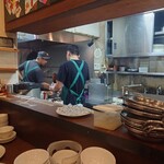 杏仁荘 - 厨房。
      ずっと鍋を振っているw