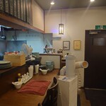 杏仁荘 - 店内。
      カウンター席以外は満席。
      右のカウンター席は予約席で5分後に埋まる。