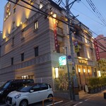 Fukushinrou - 福岡のラスボス的な中華飯店である福新桜に来ました。
                        今泉にある自社ビルです。
                        かつては、国体道路の反対側の天神2丁目にあり、アクセスが便利でしたが、ビルの老朽化に伴い、ここ今泉に移転しました。