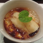 えさき - 色々な穀物を使った牛乳羹に黒みつゼリーそして山形のラ・フランスが。