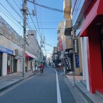 TEAROOM Yoshiki Handa - お店はこの通り沿いの右側にあります