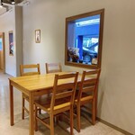 TEAROOM Yoshiki Handa - 窓際の4人掛けテーブル