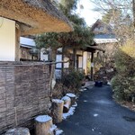 天祥庵 - 雪の残る店頭