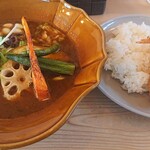 フォンド カフェ - ぷりぷりエビフライと揚げ野菜のスープカレー