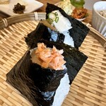 Onigirisamposhokudou - 搾菜とモッツァレラ、鮭のおにぎり、中にも具材が入ってます