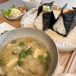 おにぎりさんぽ食堂 - 具沢山の豚汁