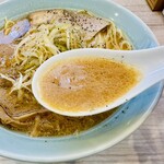 麺や二代目 夜来香 - 【こってりピリ辛ネギラーメン＝スープ】