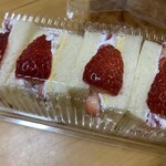 ケーワン - イチゴBOX
      冬〜春のフルーツサンドです