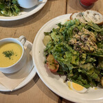 Le Pain Quotidien - 本日のサラダランチ（ニース風）と本日のスープ
                        コーンたっぷりのスープとバゲット、最高にあいます。