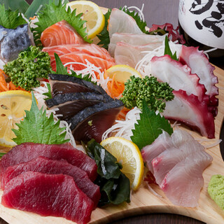 尽享海鲜大餐！享用时令鲜鱼的“生鱼片拼盘”等菜肴