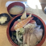 Aduma Zushi - 海鮮丼。荒汁も美味い