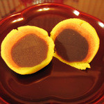 鶴屋吉信 - 黄味しぐれを斜めに切ったところ（餡の構成がよくわかる）